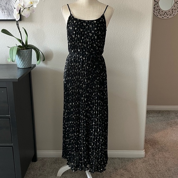 H&M floral pleated dress - Picture 2 of 7